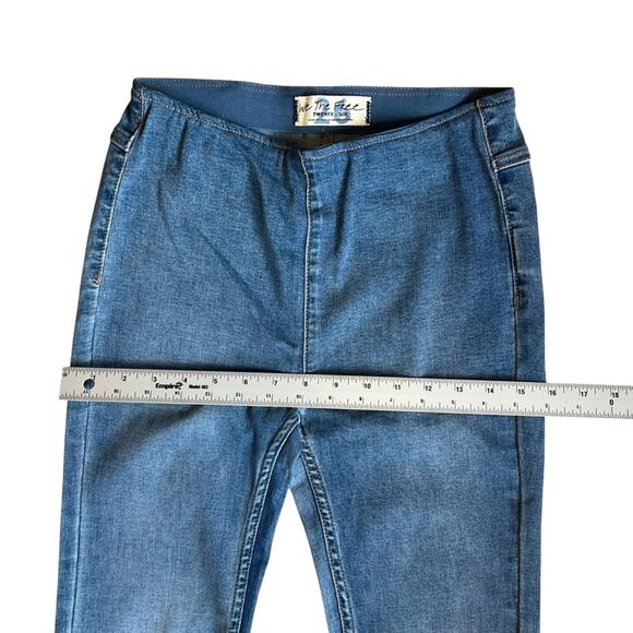 Free People Women’s Sz 26 Penny Pull On Flare Jeans Medium Wash Denim - Picture 12 of 15